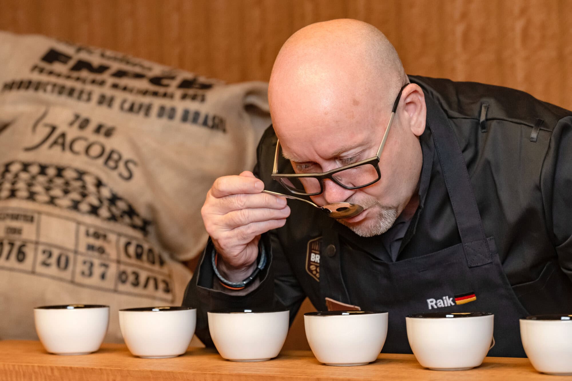 Kaffee-Verkostung mit weißen Tassen