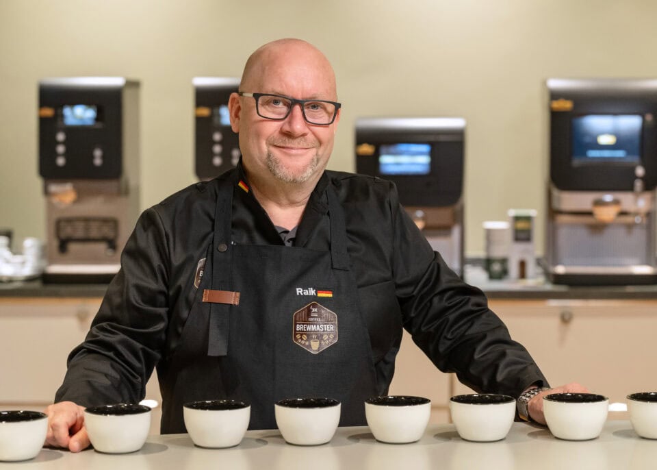 Kaffee-Verkostung mit weißen Tassen