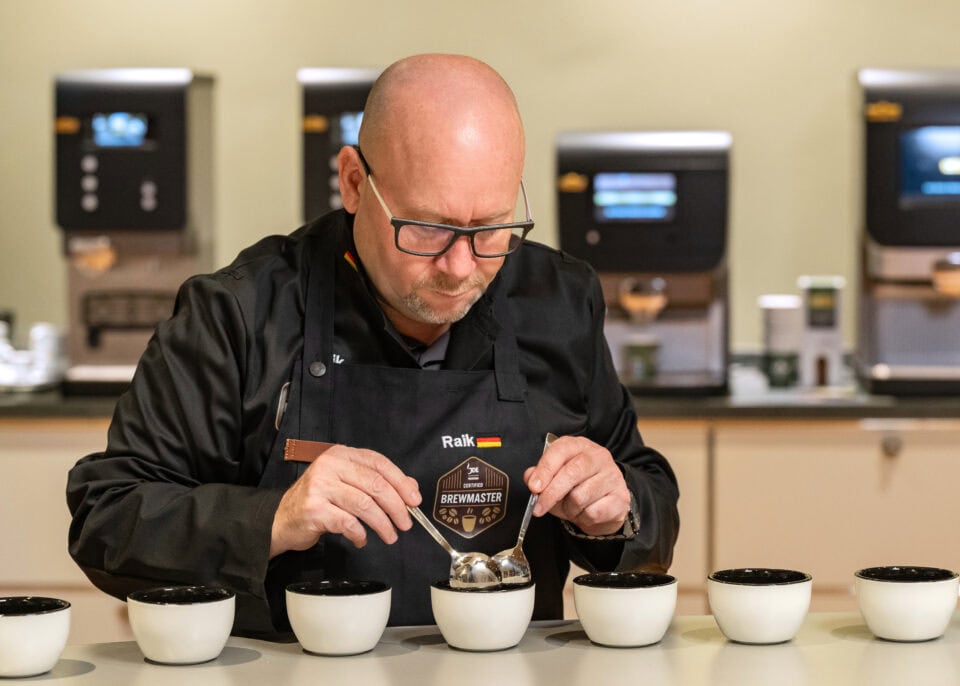 Kaffee-Verkostung mit weißen Tassen