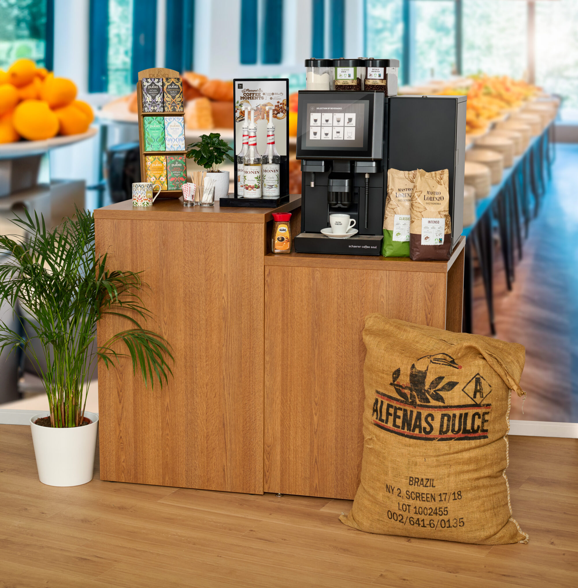 Schaerer Coffee Soul Kaffeeautomat und verschiedene Teesorten.