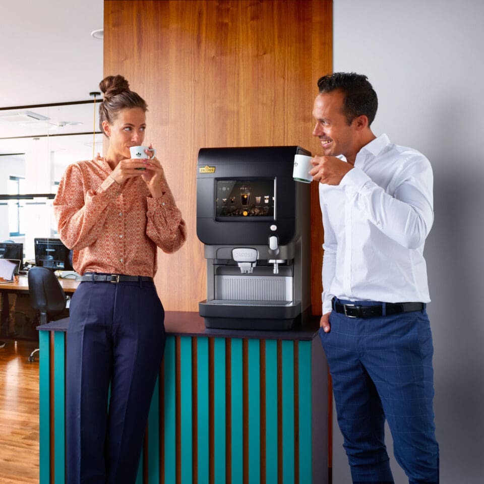 Frau und Mann trinken Kaffee im Büro